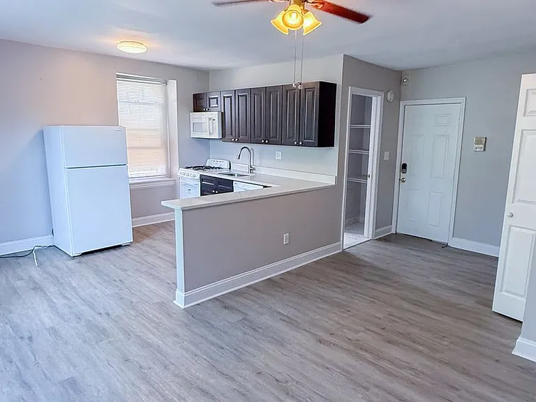 4040 Spruce St — Photo 2