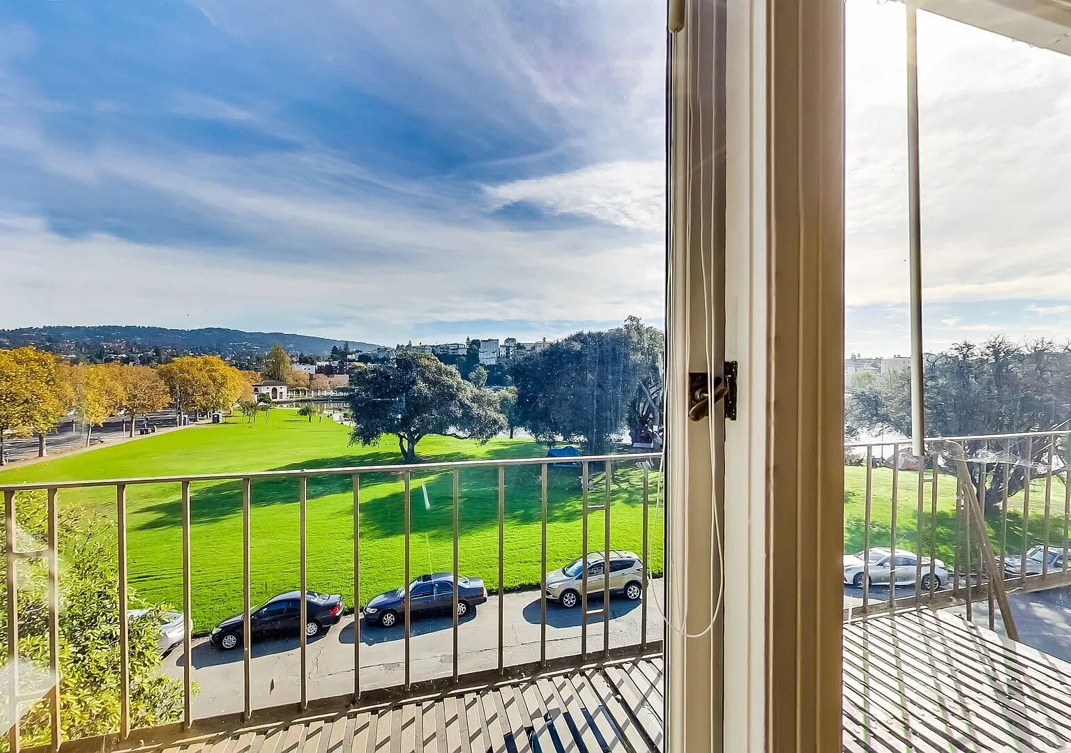 Stunning Remodeled Top Floor Unit with Views of Lake Merritt! — Photo 3