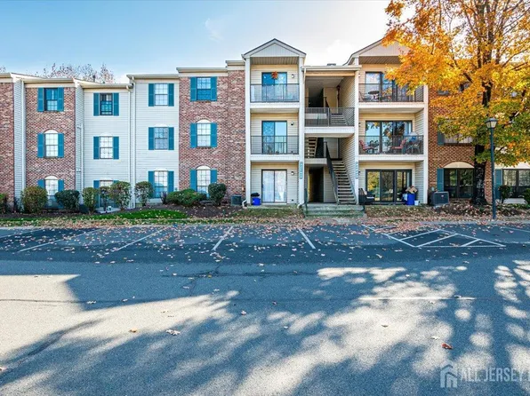 38 Fisher Dr, Franklin Park, NJ 08823
