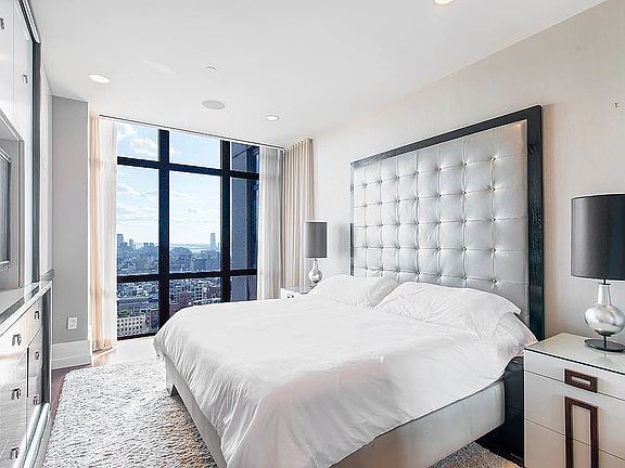 5th image of 101 W 24th St APT 31D
