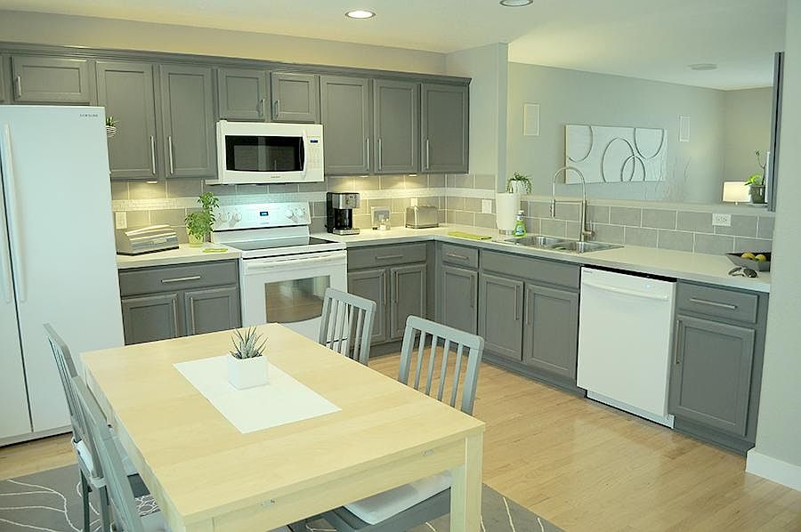Eat-in kitchen - completely remodeled