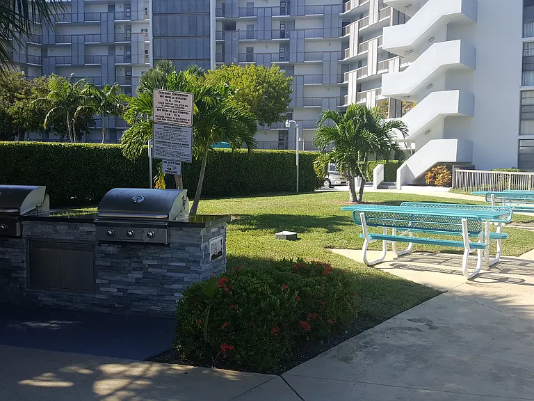 3401 N Country Club Dr #421 — Photo 4