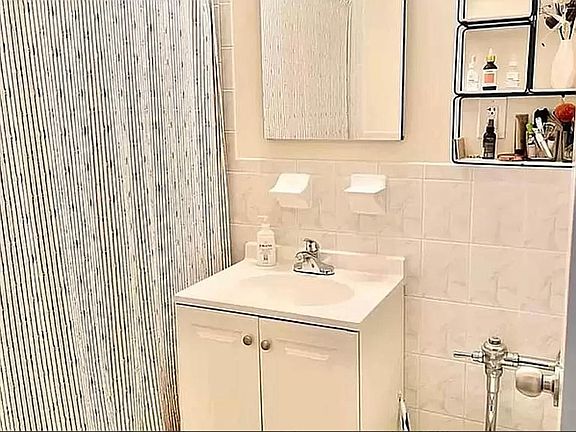 3rd image of 24510 Grand Central Pkwy APT 4F