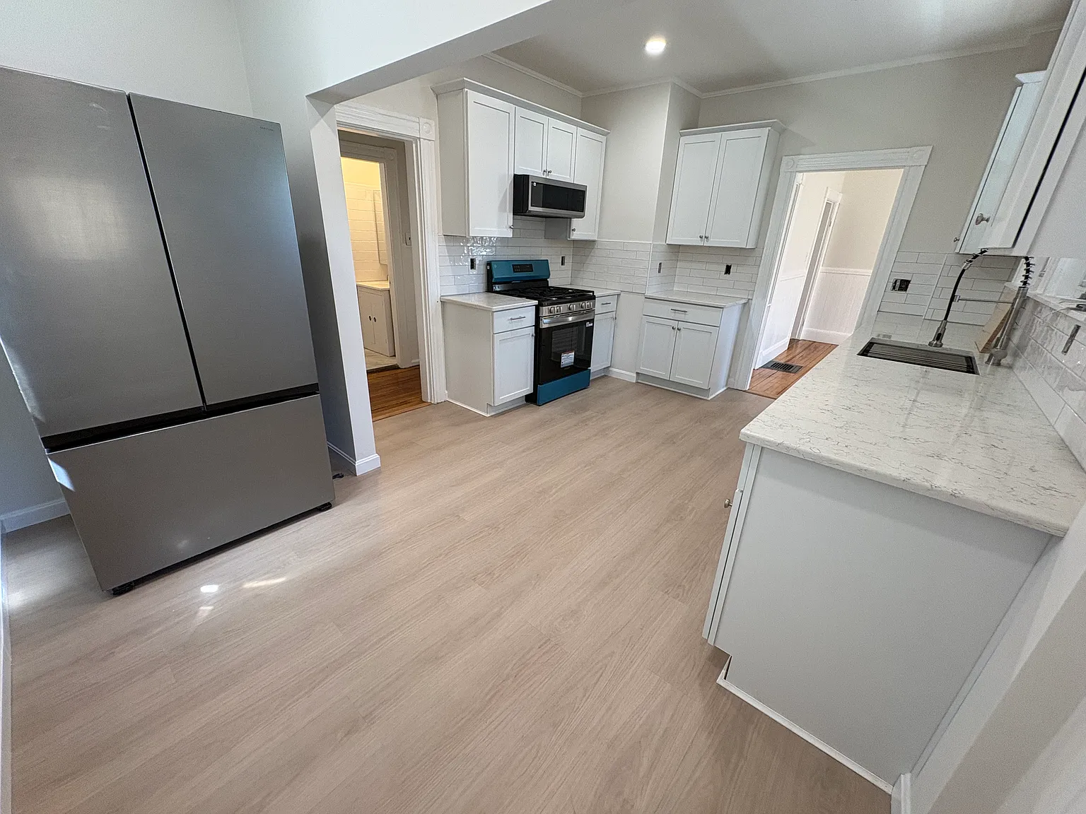 3 bed, 1150 sqft, $3,350 — Photo 3
