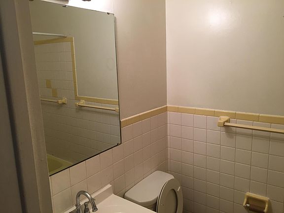 5th image of 613 S Broadway St