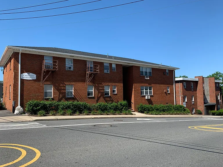 Crestview Gardens Apartments — Photo 6
