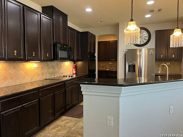 8 bed, 3.5 bath, 3498 sqft, $6,400 — Photo 2