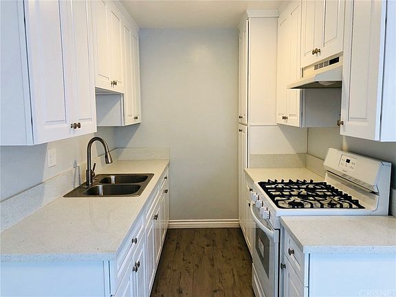 4th image of 1138 N Berendo St