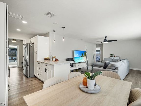 4th image of 942 Narcissus St