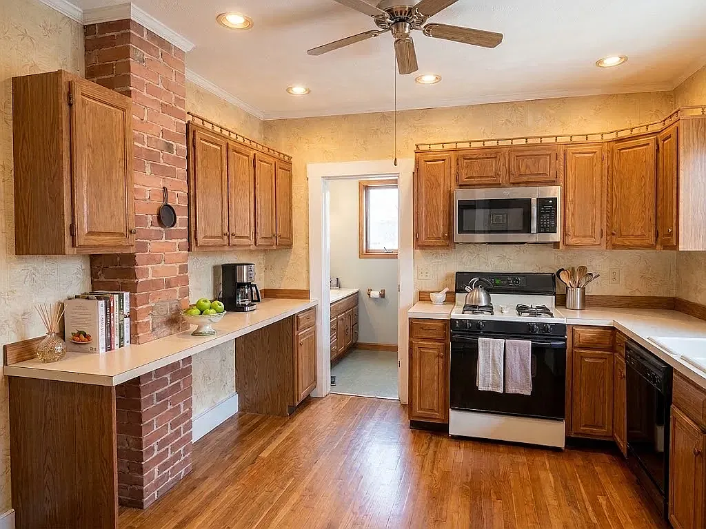5 bed, 1700 sqft, $3,995 — Photo 1