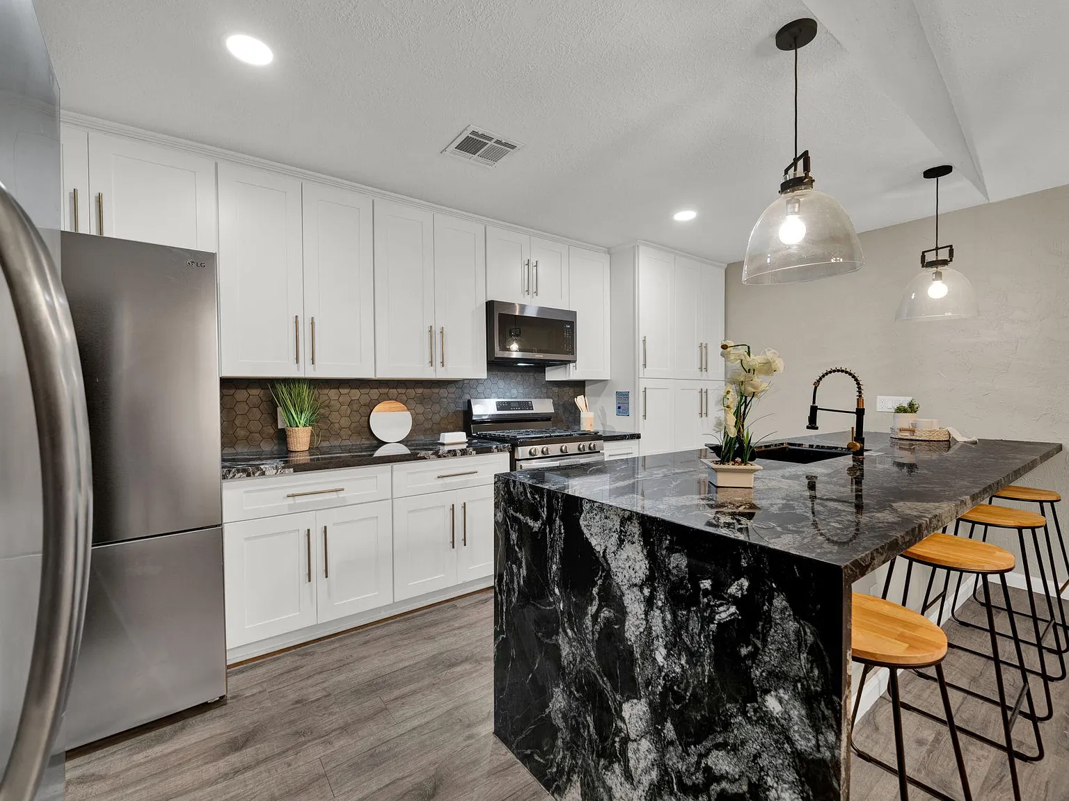 4 bed, 4.0 bath, 2508 sqft, $776 — Photo 3