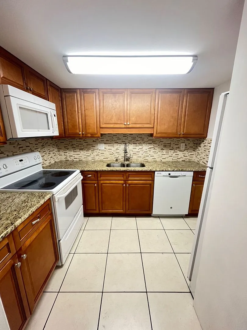 Nice 1-bedroom, 1-bathroom apartment. $1.00 security deposit with approved credit. — Photo 3