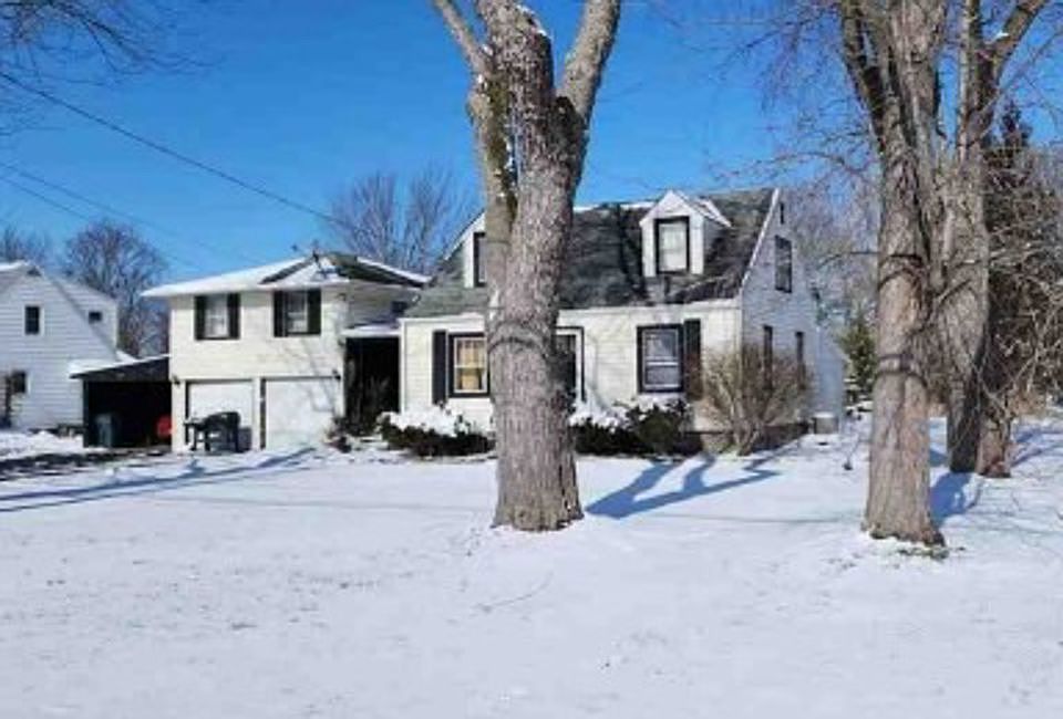 2nd image of 2469 Sylvan Pl