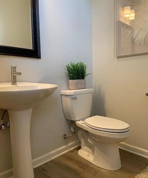 Half bathroom/Downstairs