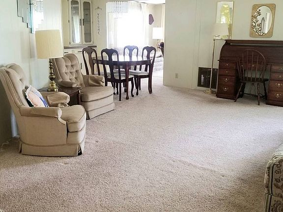 5th image of 156 Emerald Dr W