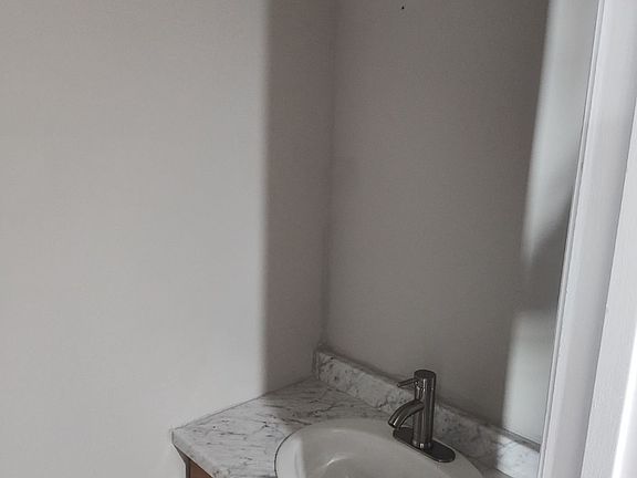 4th image of 1112 Park St