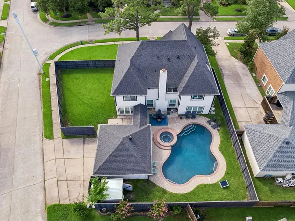 2121 Kildare Dr, Pearland, TX 77581