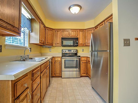 3rd image of 976 Barrens Village Ct