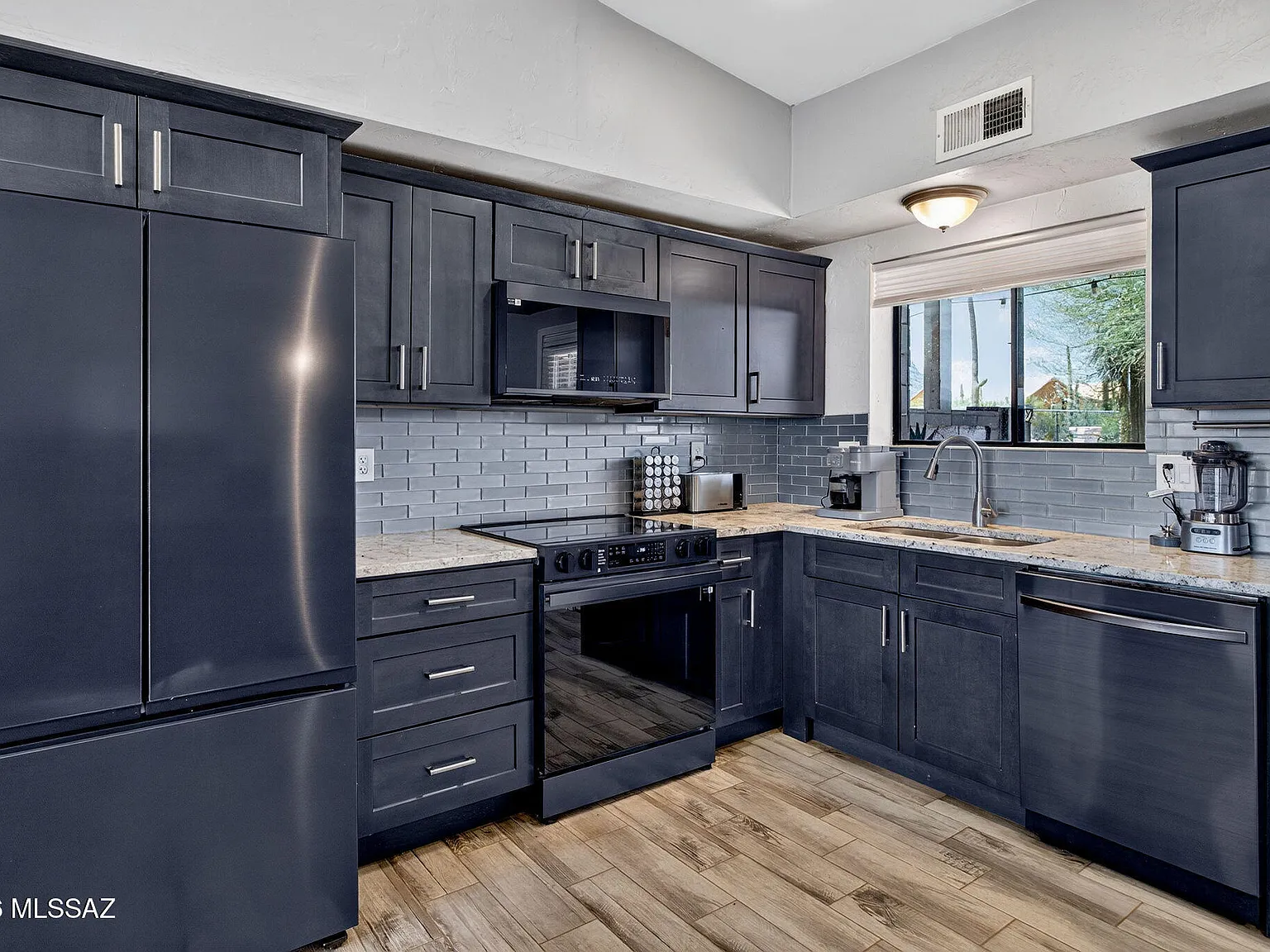 5 bed, 2.0 bath, 3424 sqft, $4,600 — Photo 2