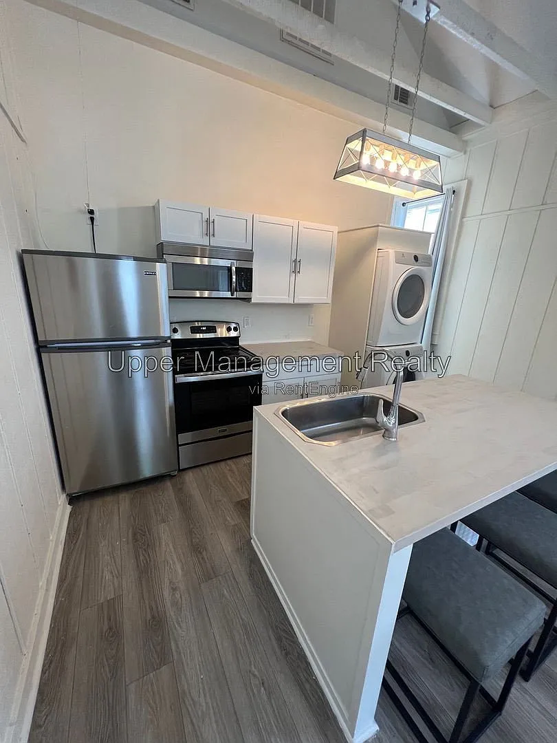 2 bed, 1.0 bath, $2,500 — Photo 4