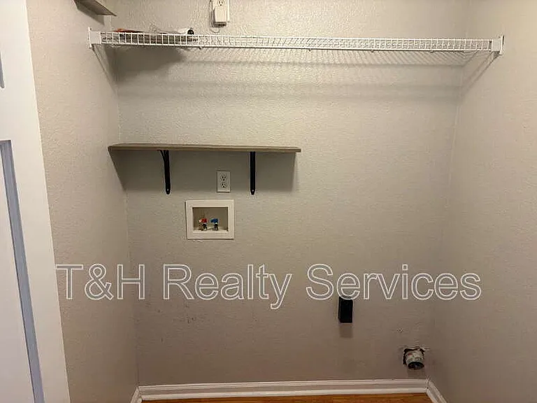 636 Locust Grove Ln — Photo 13