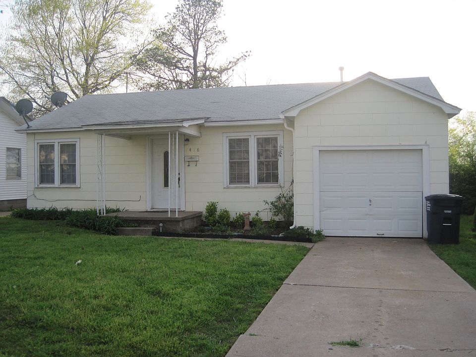 Light yellow exterior, great flowerbed