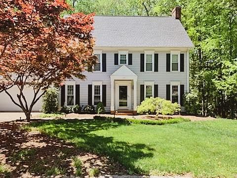 Private bedroom with private bathroom inside this beautiful house