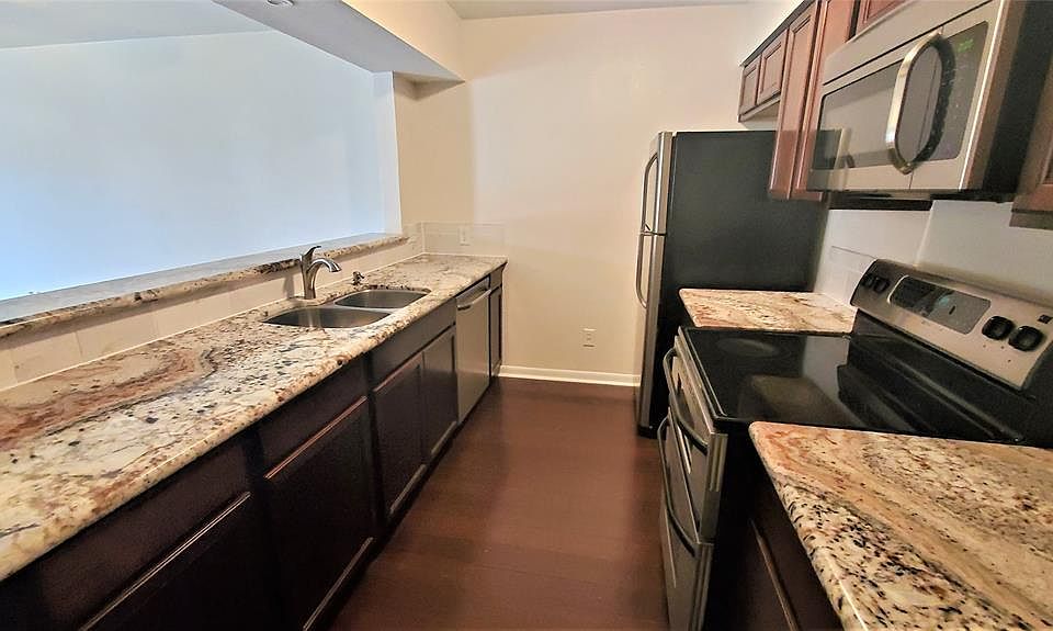 Lots of counter space and Stainless Steel appliances sparkle against this gorgeous granite countertop.