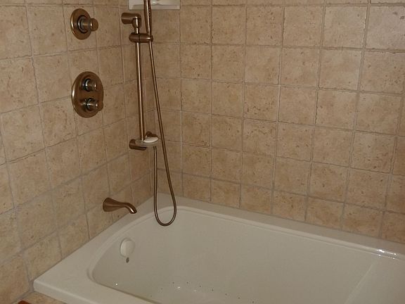 Jetted self cleaning bathtub