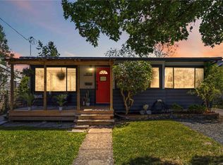 1735 Newton St, Victoria, BC V8R2R1