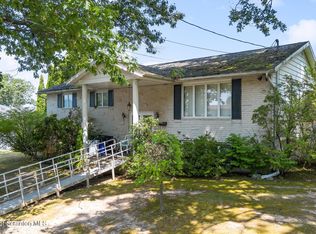 915 Johns Dr, Moosic, PA 18507