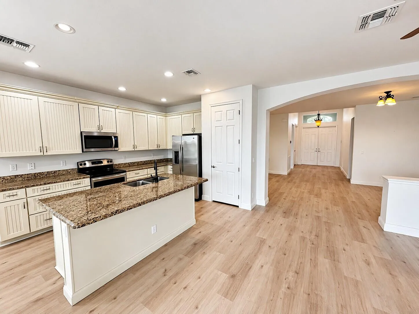 2 bed, 2.5 bath, 1982 sqft, $2,950 — Photo 2