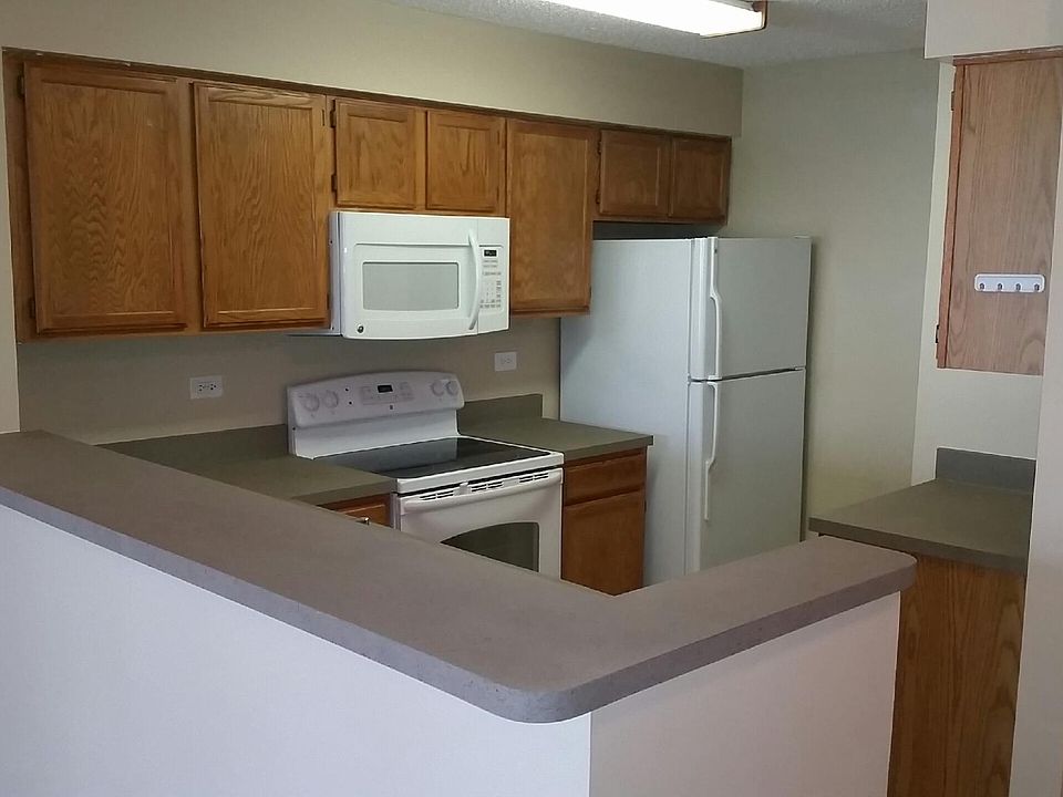 Lot's of cabinet space in the kitchen