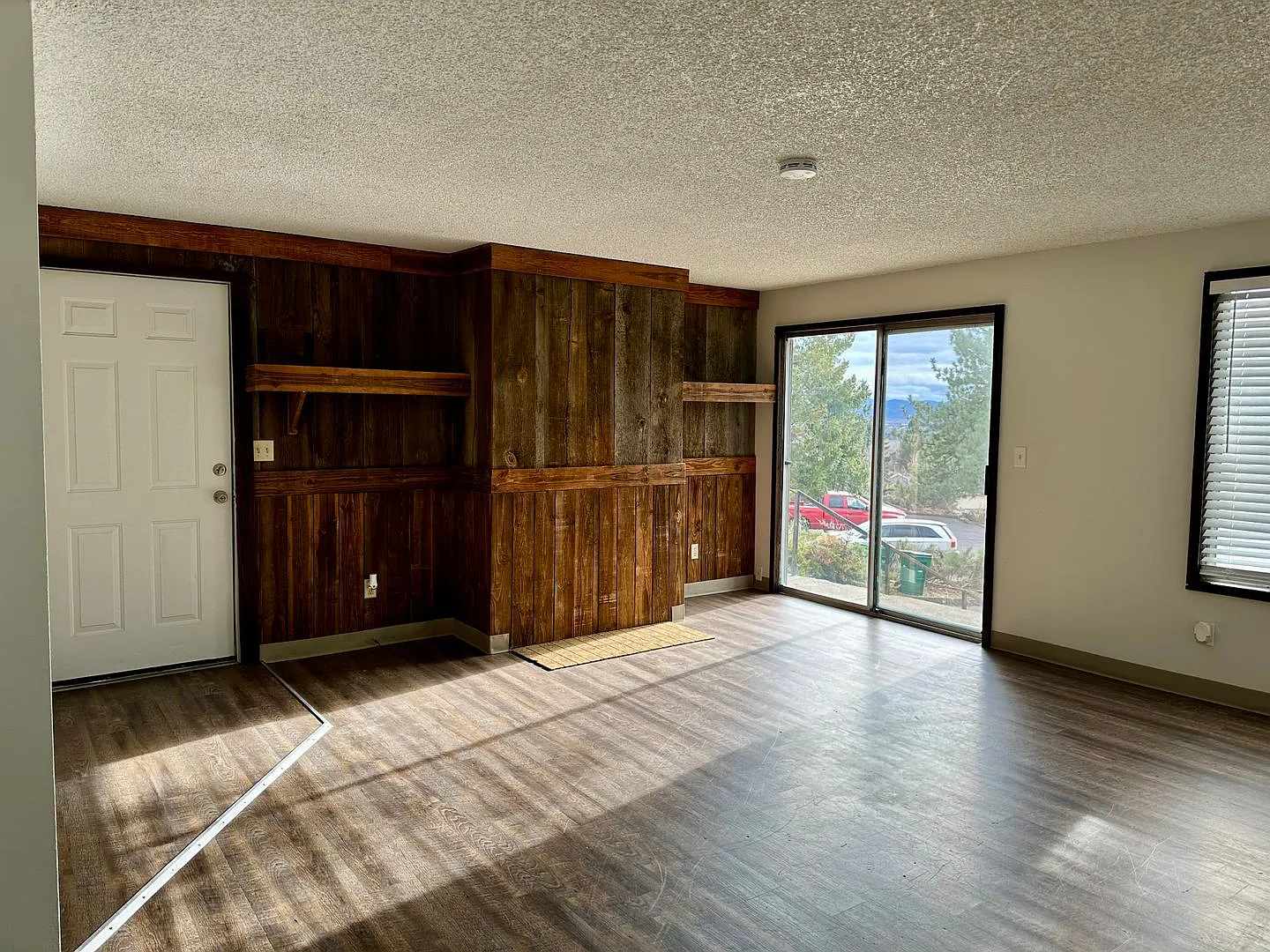 Spacious 3-Bedroom, 1-Bath Apartment In Moyina Heights — Photo 2