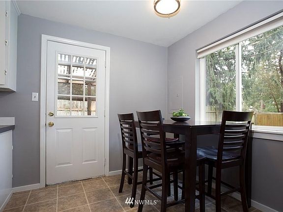 4th image of 1033 Loganberry Ln