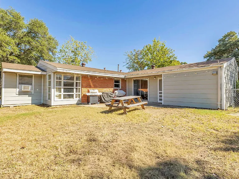 520 Helena St — Photo 25