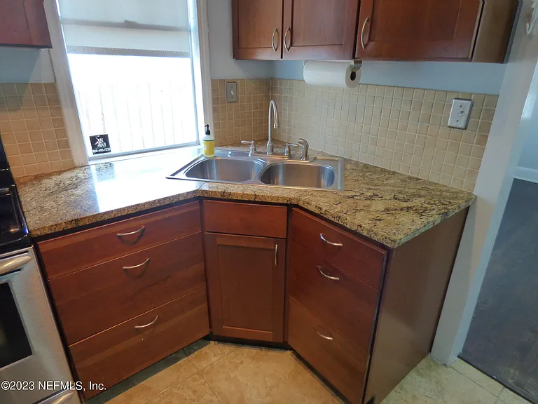 2671 College St — Photo 8