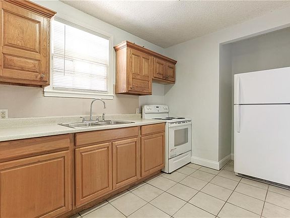 4th image of 8422-24 Palm St