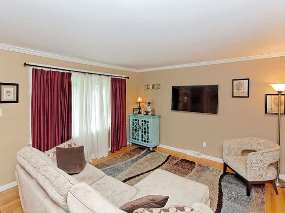 4th image of 1 Alvina Blvd