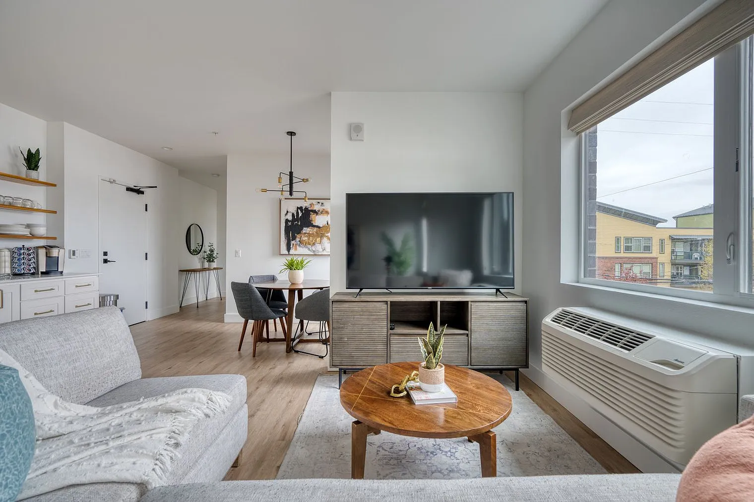 2 bed, 1.0 bath, 742 sqft, $3,199 — Photo 3