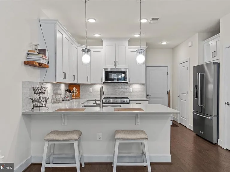 813 Rockwell Ave — Photo 7