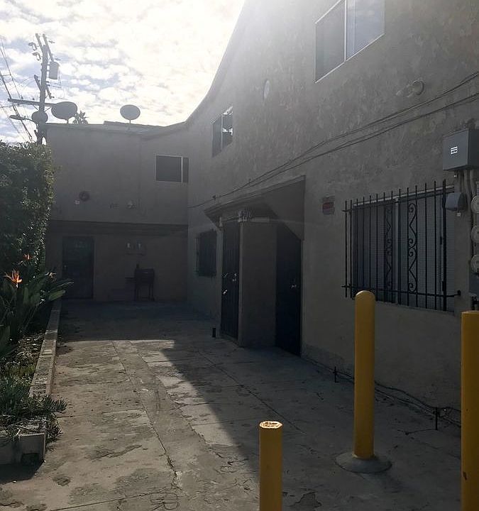 1st image of 520 3/4 W 81st St