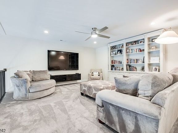 5th image of 18 Van Cleef Dr