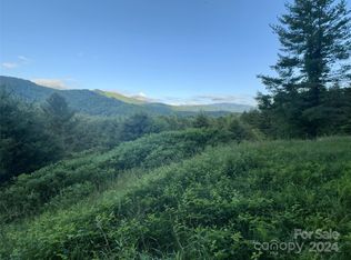 22 Dream Valley Dr, Clyde, NC 28721