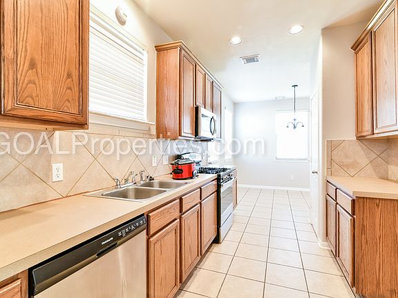 4th image of 3910 Floral Way Ct