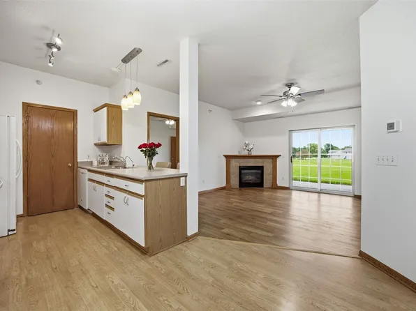 250 Cimarron Dr Unit 201, Hiawatha, IA 52233