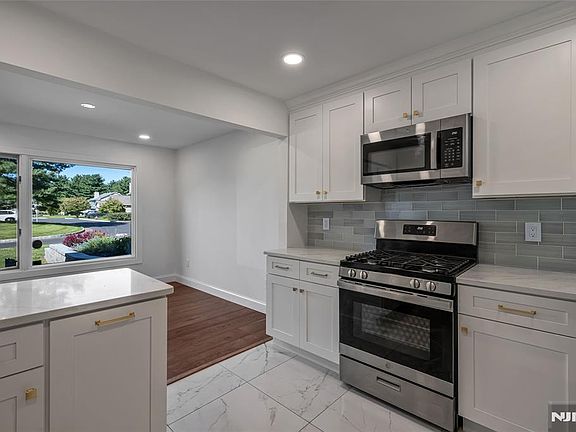 3rd image of 77 Sunset Court