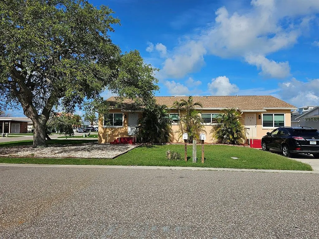 2 bed, 1.0 bath, 864 sqft, $2,200 — Photo 1