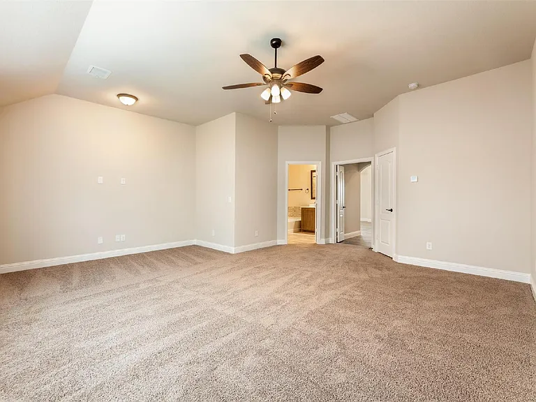 1304 Lancaster Dr — Photo 15