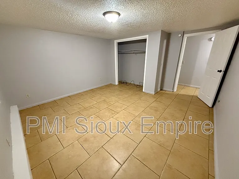 2600 S Duluth Ave — Photo 8